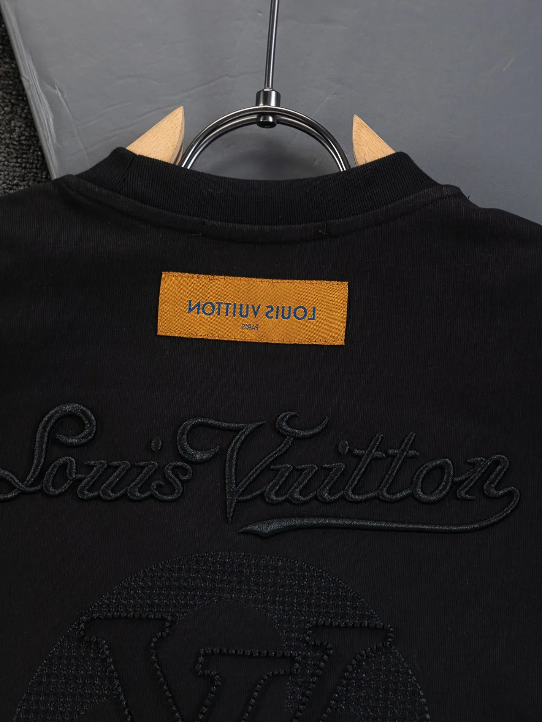 🅿️200 Louis Vuitton 1V LV lv slightly wide version S-XL LV 26ss new products are available at the counter simultaneously. Multiple craftsmanship. Classic simple letters on the chest🪡 embroidery. Simple letters on the back are hollowed out🪡 embroidery. Round neck short-sleeved T-shirt, same style for men and women! Consigned to one-to-one creation. Synchronized with the official website, pure cotton fabrics at the counter! It is close to the skin and comfortable, durable and easy to wear. It has a classic and simple logo design and meticulous original craftsmanship. Short-sleeves, a must-have item for men, do not appear to be the same for the general public, but must be unique and eye-catching. This LV short-sleeve is all about quality, comfort, the same shape and fashion as always, including fabrics and cutting techniques. All of them have been made with great effort! 320 grams of washed pure cotton fabric, pure cotton is breathable, very refreshing and comfortable for daily wear. The rib knitting on the neckline is smooth and tight, and the neckline will not be skewed if you toss it at will. The loose version, you will find that it looks really good on the upper body. The overall is minimalist and neat, super versatile for daily use! Pair it casually with a pair of pants for a youthful look. A T-shirt will make your outfit crazy. It is a fashionable item that can never go wrong! Color: Black White Size: S-XL Size chart: S: Shoulder width 50-Bust 56-Length 70 M: Shoulder width 52-Bust 57-Length 72 L: Shoulder width 54-Bust 59-Length 74 XL: Shoulder width 56-Bust 62-Length 76